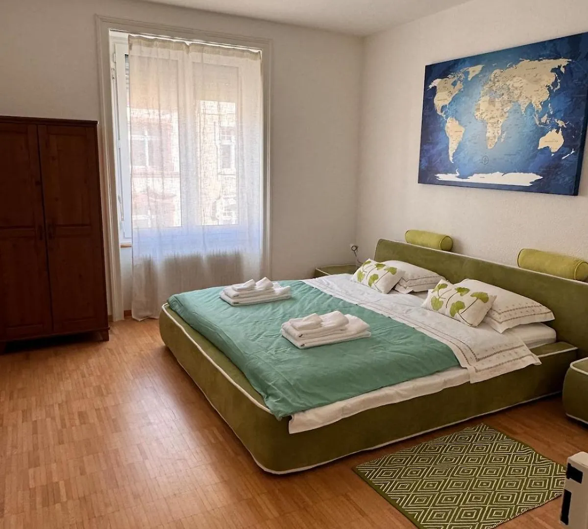 Big, Bright, Central Near Exhibition Center Basel Apartment